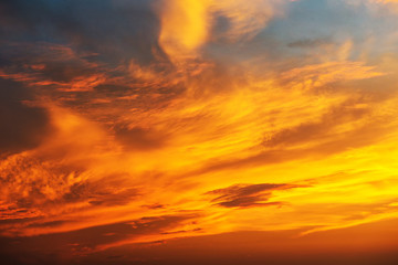 Obraz premium Zachód słońca sprawia, że niebo i chmura stają się pięknym złotym kolorem żółtym.