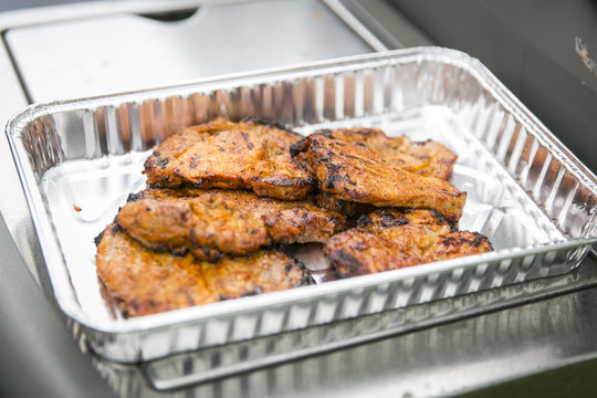 Aluschale mit Steak auf Sommerparty