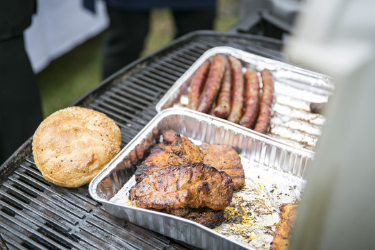 Barbecue Grill mit Bratwurst auf Sommerparty 