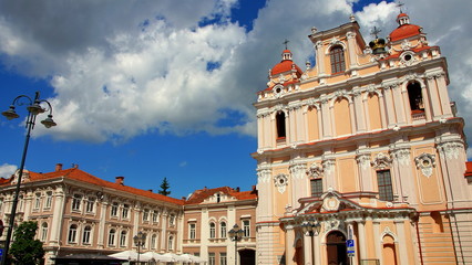 Fototapeta premium St.Kasimir-Kirche vor schönem Wolkenhimmel in Vilnius in Litauen