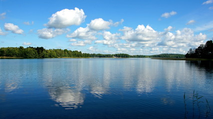 ruhiger See mit Spiegelung bei Trakai in Litauen unter herrlichem Wolkenhimmel