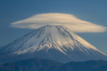 Fototapeta premium 上高下から富士山にかかる笠雲
