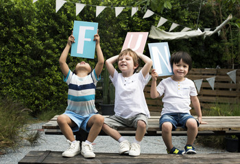 Obraz premium Friends are fun together sitting on the table