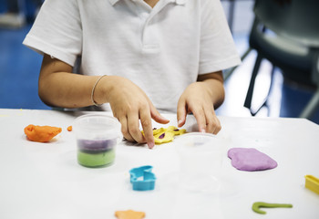 Obraz na płótnie Canvas Kindergarten students learning shape with colorful clay