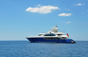 Fototapeta na wymiar Bright blue powerboat on a clear sunny day