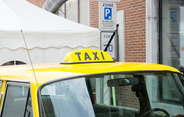Gelbes Taxi am Bahnhof