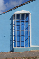 Tür mit Gitter in Trinidad auf Kuba