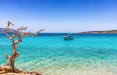 Türkises Wasser der Kykladen Insel Koufonisia in Griechenland