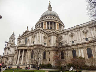 Fototapeta na wymiar St Pauls cathedral in London