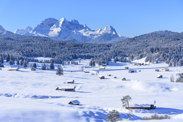 frisch verschneite Natur in den bayrischen Alpen