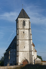Fototapeta premium Eglise de la commune de Wavrans sur Ternoise sous ciel bleu dans le Pas-de-Calais, France