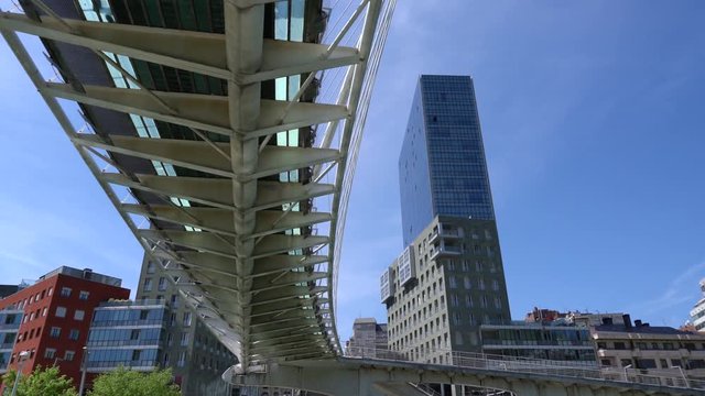 Bilbao - Szene mit Br&uuml;cke Zubizuri und der Skyline der spanischen Kulturhauptstadt