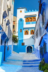 Gasse in der blauen Stadt Chefchaouen, Marokko © Deyan