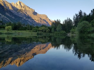 Lac dans les Alpes avec reflet de la montagne