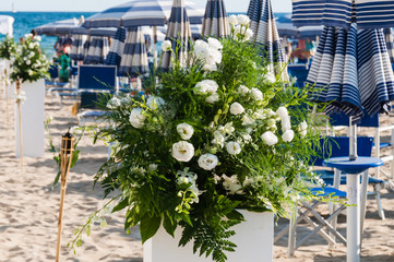 bellissimo bouquet di rose in un vaso con sfondo il mare