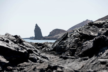 Blick über ein Lavafeld zum Pinnacle Rock auf der Insel Bartololme