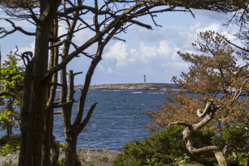 Ausblick auf das Meer und Felseninsel mit Leuchtturm in Norwegen