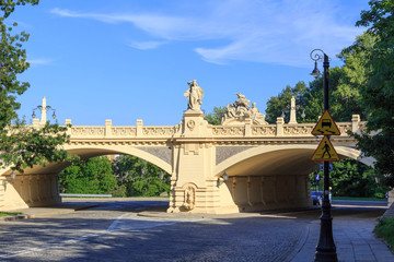 Fototapeta na wymiar Odrestaurowany wiadukt im. Stanisława Markiewicza na Karowej – w stylu neorenesansowym, oddany do użytku w 1905 roku
