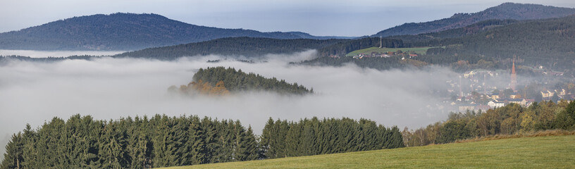 Zwiesel im Bayerischen Wald mit Herbstnebel