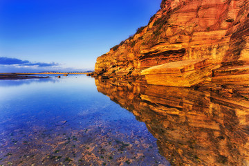 Fototapeta na wymiar Sea Narrab Cliff Reflect Still