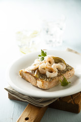 Baked salmon with shrimps and lime