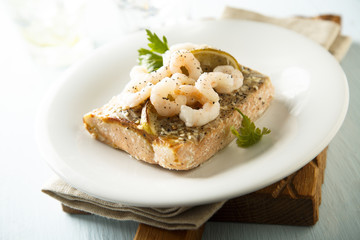 Baked salmon with shrimps and lime