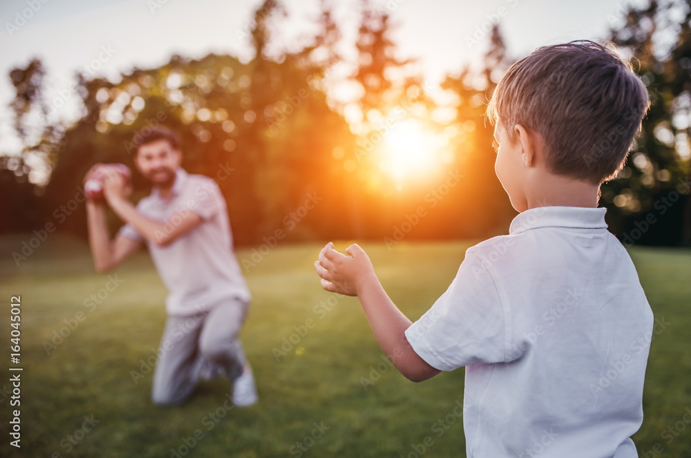 Wall mural dad with son playing american football