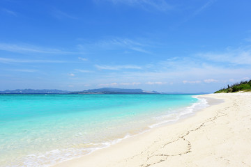 Fototapeta na wymiar 沖縄の美しい海と青空