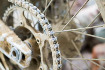 Stark verschmutzte Kette eines Motorrades
