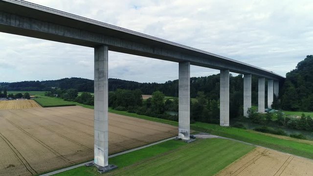 Aufstieg an einer Autobahnbr&uuml;cke
