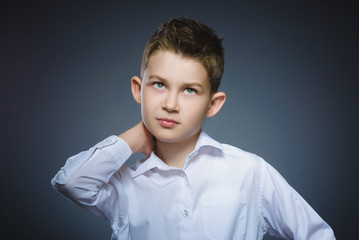 Obraz premium doubt, expression and people concept - boy thinking over gray background