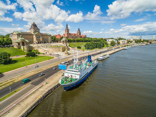 Szczecin - Bulwar i Wały Chrobrego. Nabrzeże odry z zacumowanymi statkami. Krajobraz miasta z lotu ptaka.