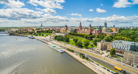 Szczecin - Wały Chrobrego en de oever van de rivier de Odra. Stadslandschap vanuit vogelperspectief.