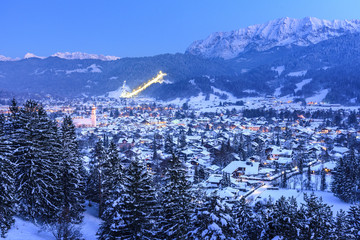 winterliches Garmisch-Partenkirchen in der Abenddämmerung