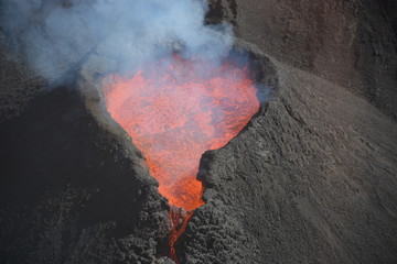 Piton de la Fournaise en éruption / volcan /  lave /reunion