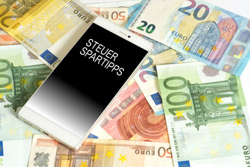 Euro Banknoten und ein Smartphone mit den Steuerspartipps