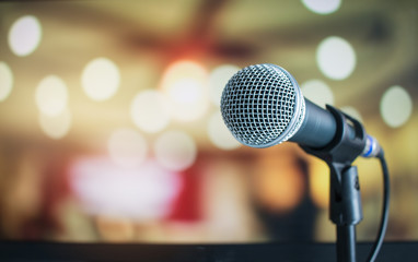 Microphone for speaker on abstract blurred of speech in seminar room or speaking conference for audience at university - obrazy, fototapety, plakaty