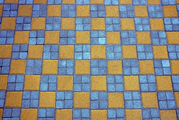 текстура из цветной квадратной тротуарной плитки на дороге