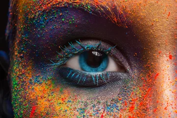 Gordijnen Oog van model met kleurrijke kunst make-up, close-up © Prostock-studio