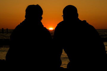 Paar schaut sich ein Sonnenuntergang an