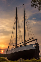 Historisches Frachtschiff an Land