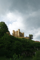 Fototapeta na wymiar Schloss Hohenschwangau unter Gewitterwolken, Bayern