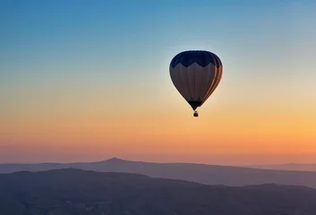 Fotobehang Luchtballonvlucht bij zonsopgang. © Anette Andersen