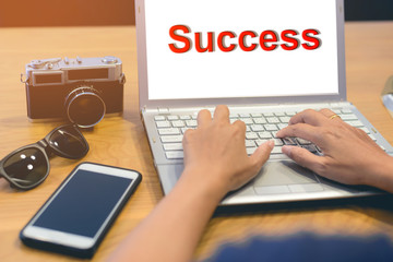 People work with a laptop at a coffee shop.