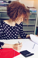 jeune femme rousse stagiaire travaillant dans un bureau en souriant