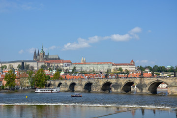 Fototapeta na wymiar The famous Charles Bridge and castle in Prague, Czech Republic