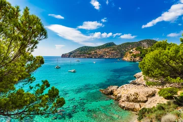 Abwaschbare Fototapete Idyllische Meerblicklandschaft der Bucht mit Booten auf der Insel Mallorca © vulcanus