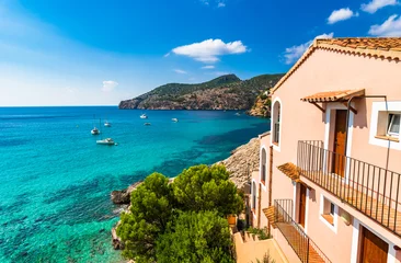 Wandaufkleber Wunderschöner Meerblick auf die idyllische Bucht am Mittelmeer © vulcanus