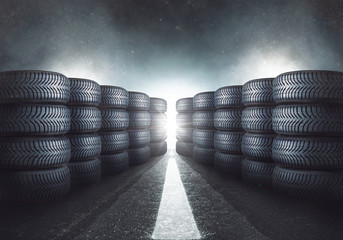 Reifenstapel auf einer Straße © m.mphoto