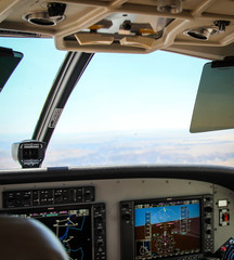 Cockpit eines kleinen Flugzeugs